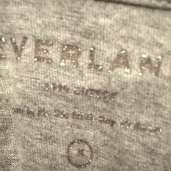 👚 Everlane Women's Gray Tee - Picture 3 of 3